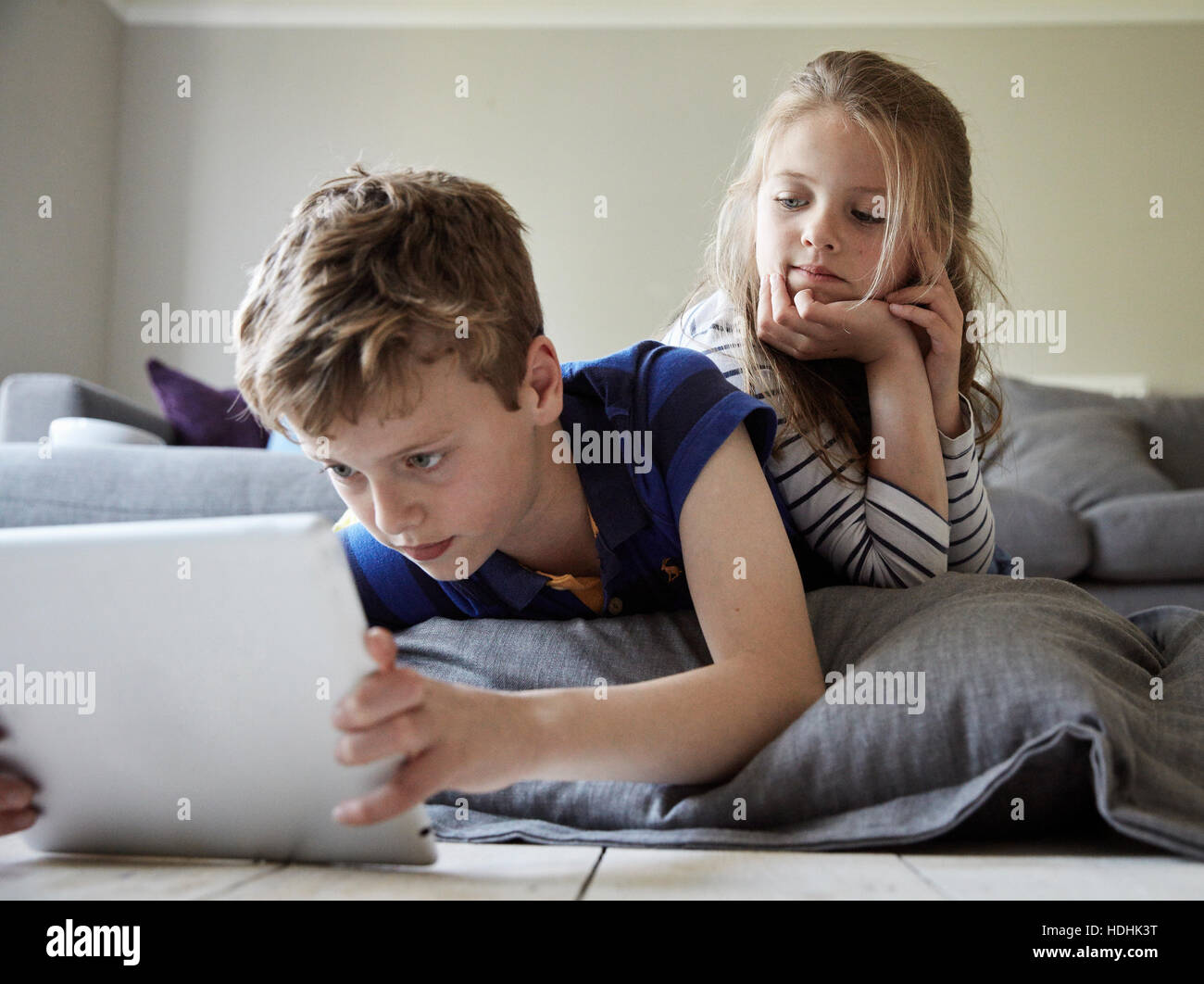 Eine Familie zu Hause. Ein Junge und seine Schwester ein digital-Tablette zu betrachten. Stockfoto