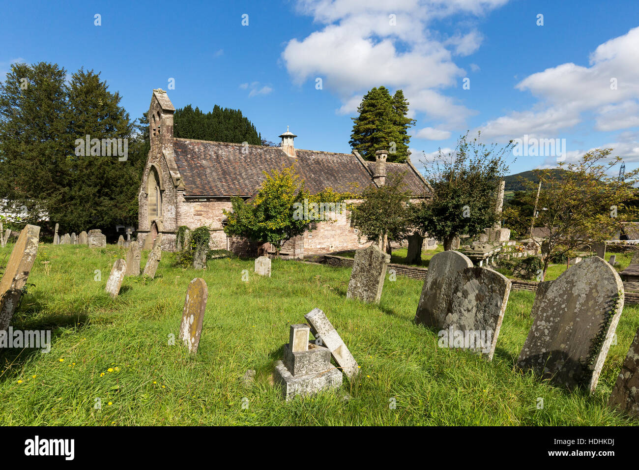 Kirchhof mit schiefen Grabsteinen, Llanfoist, Wales, UK Stockfoto