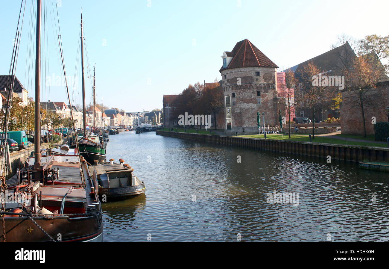 Alte Schiffe vor Anker am Thorbeckegracht / Thorbecke Kanal, Zwolle, Niederlande. Wälle & alten Stadtmauer einschließlich Wijndragerstoren Stockfoto