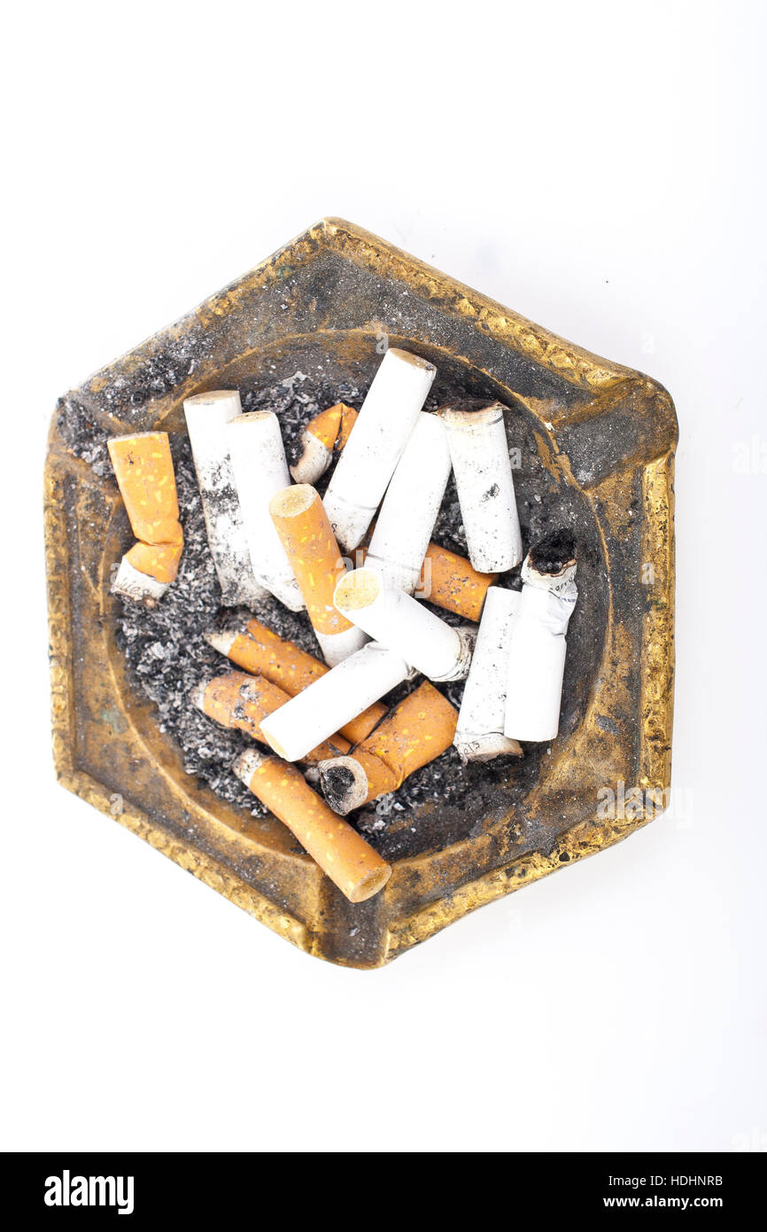 Zigarette im Aschenbecher rauchen - Stockfotografie: lizenzfreie Fotos ©  kelpfish 51939459