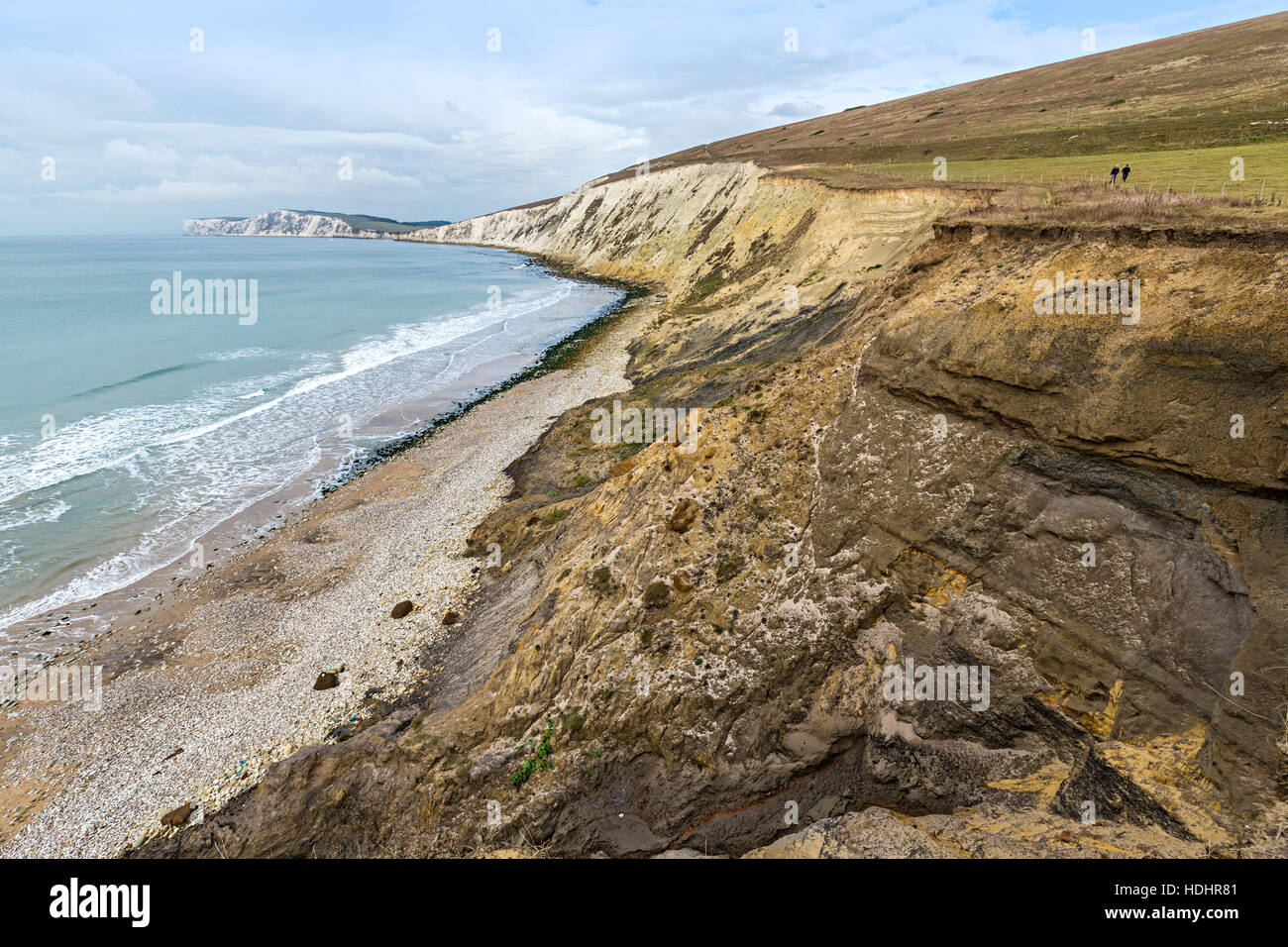 Cliff Erosion und Standfestigkeit auf Compton Down mit zwei Passanten am Rand, Isle Of Wight, Großbritannien Stockfoto