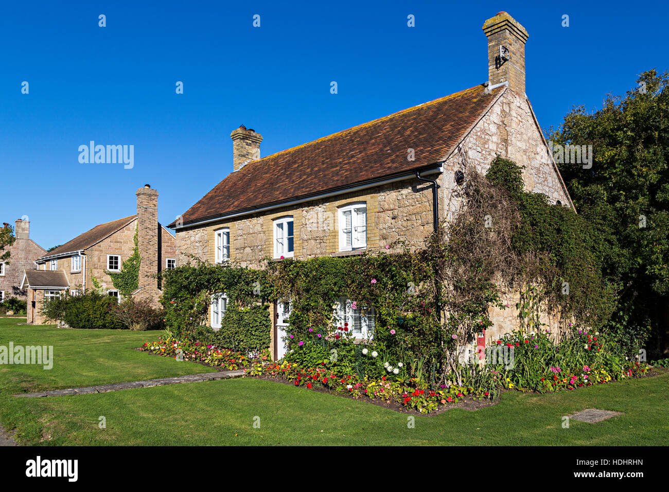 Häuser mit Blumenbeet, Newtown Hafen NNR, Isle Of Wight, Großbritannien Stockfoto