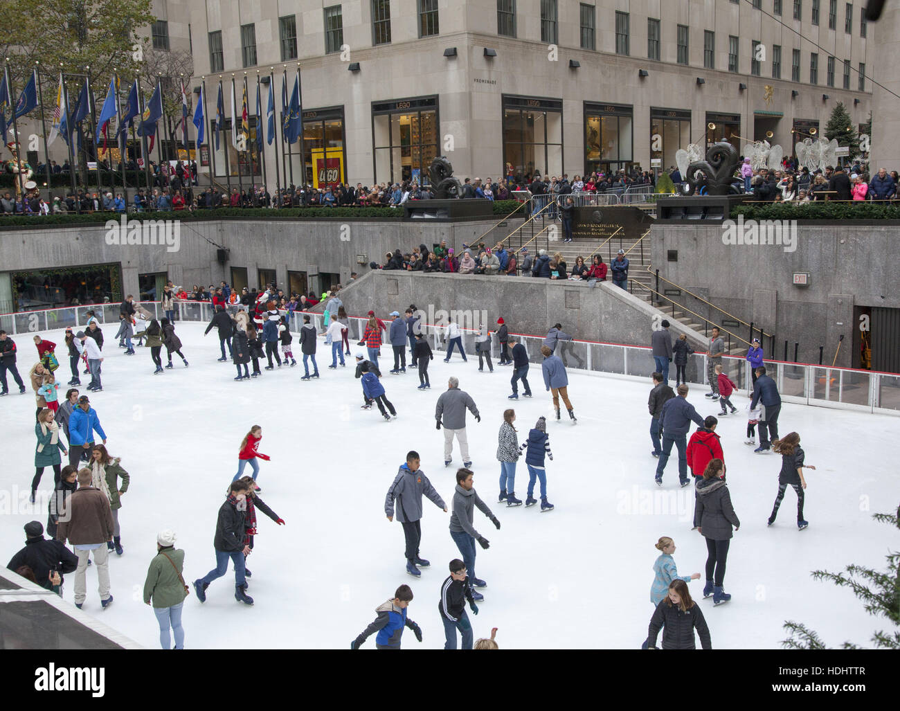 Skater genießen das Thanksgiving-Wochenende am Rockefeller Center in New York City. Stockfoto