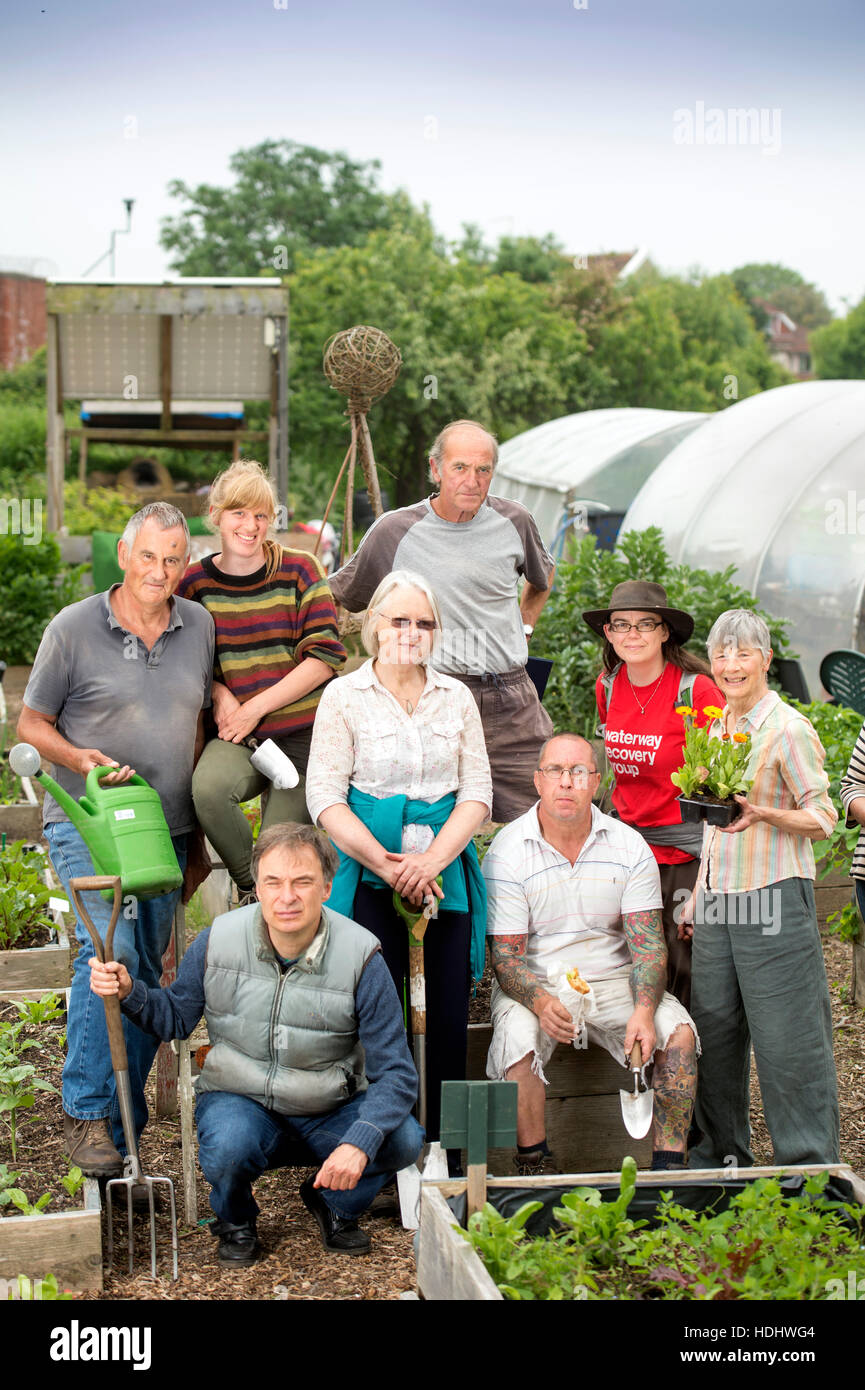 Freiwillige im Golden Hill Community Garden in Bristol, Großbritannien Stockfoto