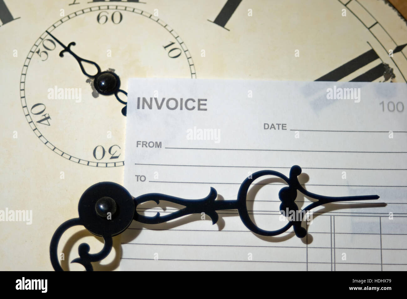 Rechnung und Uhr, was bedeutet das Konzept der Spruch "Zeit ist Geld". Stockfoto