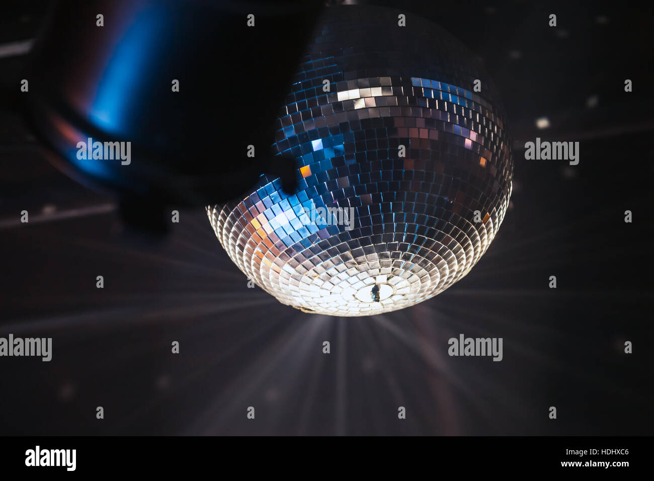 Disco-Kugel in der Nähe von spot-Licht, Nacht Partei Hintergrundfoto Stockfoto