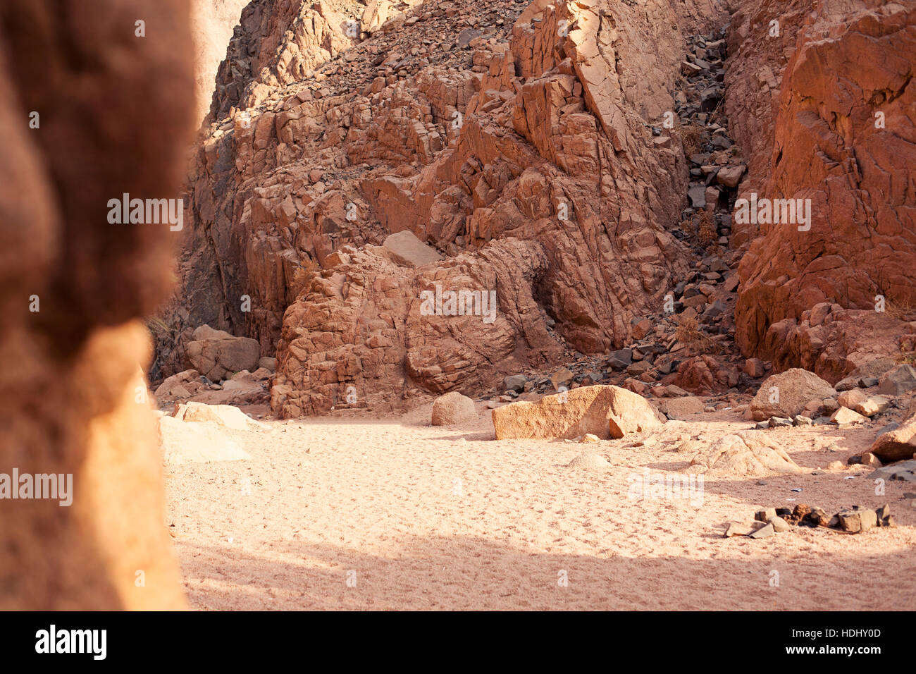 Schlucht farbigen Canyon in Ägypten an der Spitze am Rand der Klippe. Stockfoto