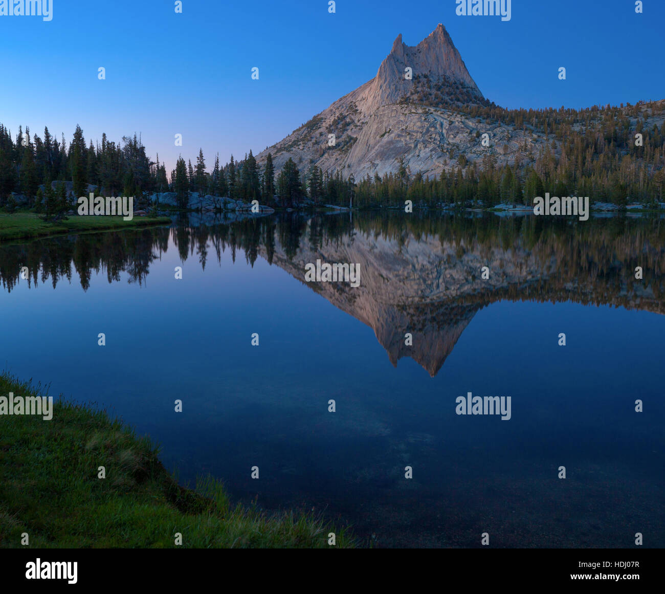Cathedral Peak und See. Yosemite-Nationalpark. Stockfoto