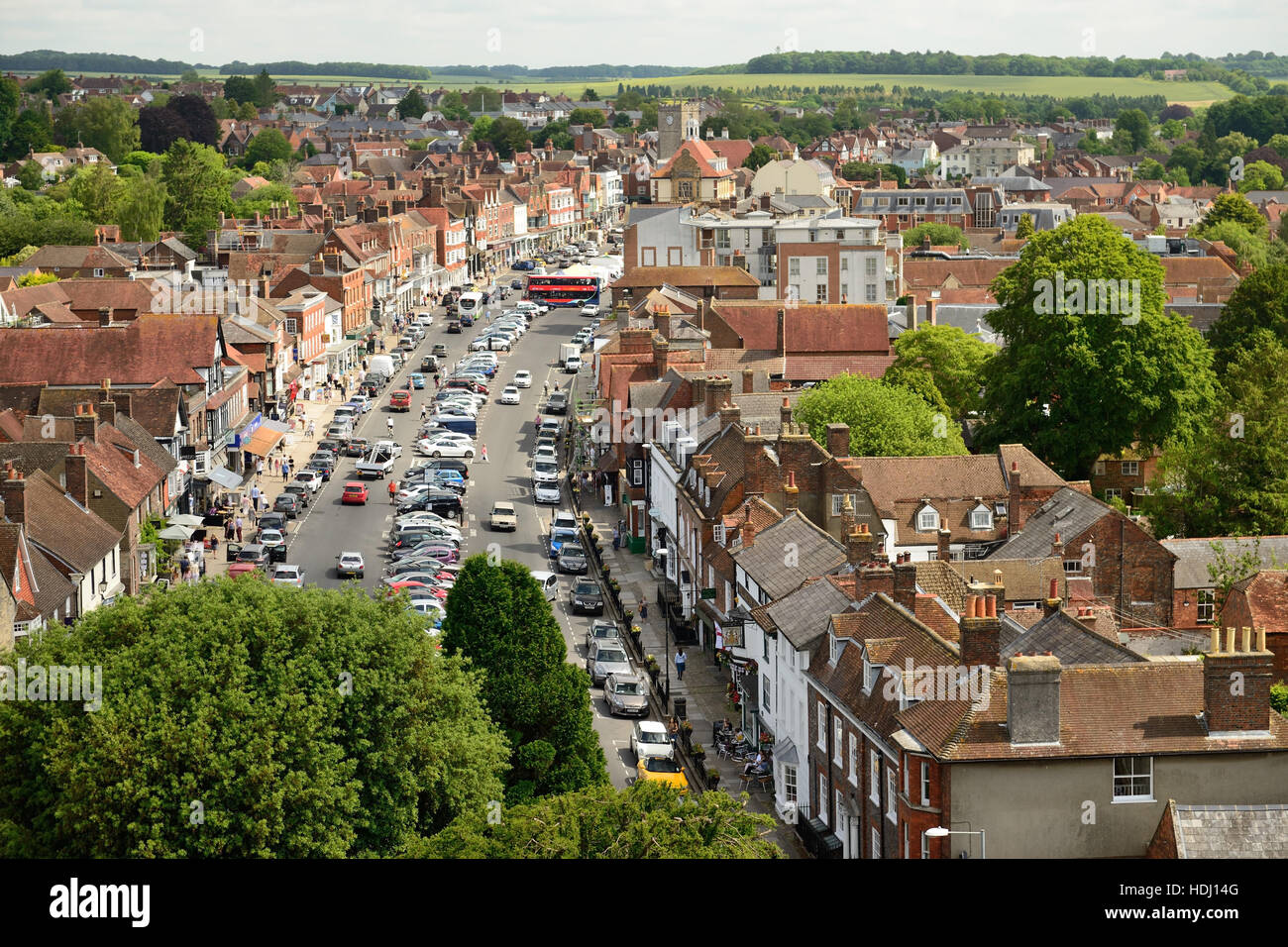 Blick von der Dachterrasse über die Marktstadt Marlborough, Wiltshire, Suche entlang der High Street. Stockfoto