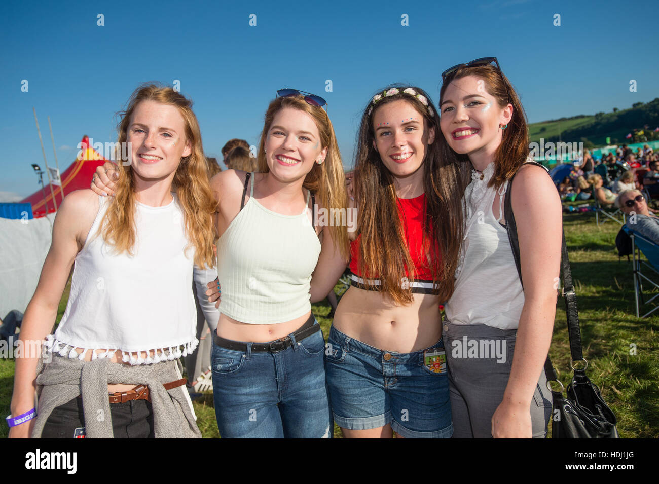 Vier junge Mädchen Vergnügen sich beim 2016 großen Tribute Music Festival, am Stadtrand von Aberystwyth Wales UK, findet jedes Jahr am August Bank Holiday Wochenende. Stockfoto