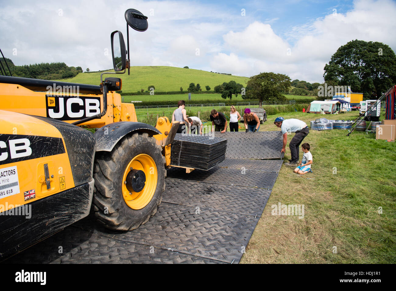 Hinter den Kulissen: Auftragnehmer, die Verlegung der Allwetter-Trackway für 2016 großen Tribute Music Festival, am Stadtrand von Aberystwyth Wales UK, findet jedes Jahr am August Bank Holiday Wochenende. Stockfoto