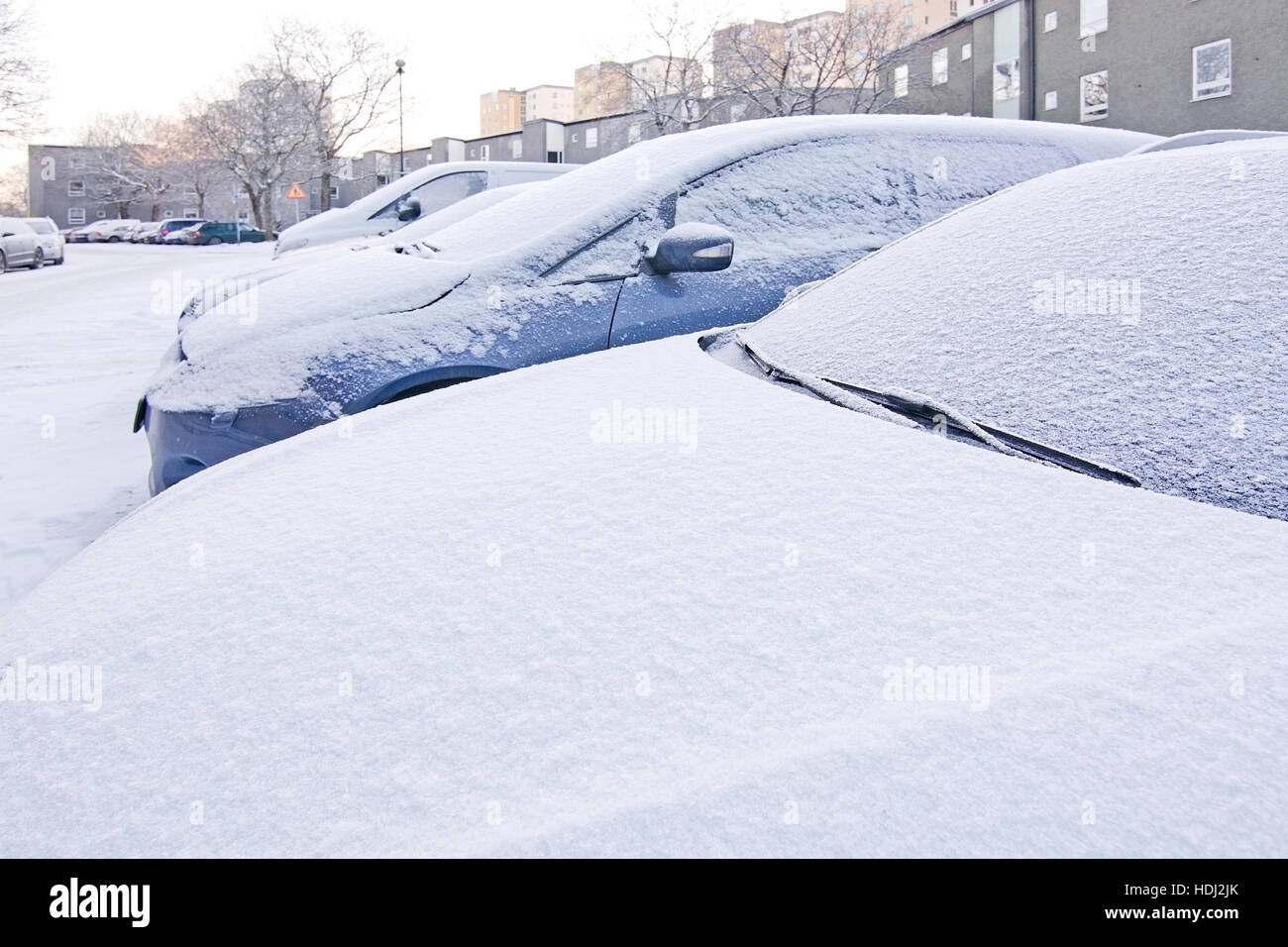 Schnee und Eis bedeckt auf parkende Autos außerhalb in Schweden im Dezember. Stockfoto