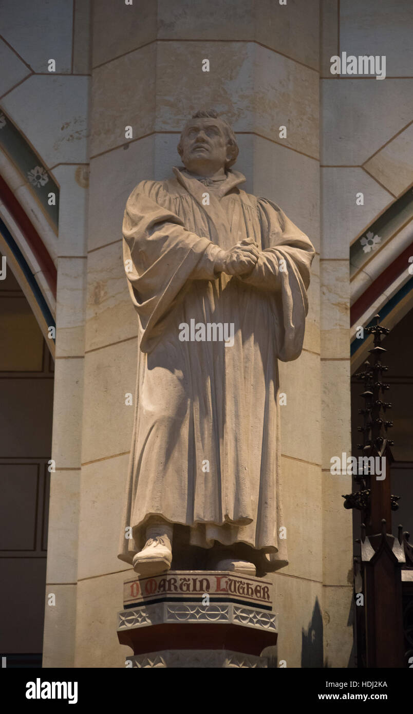 Statue Von Martin Luther In Der Schlosskirche Wittenberg statue-von-martin-luther-in-der-schlosskirche-wittenberg