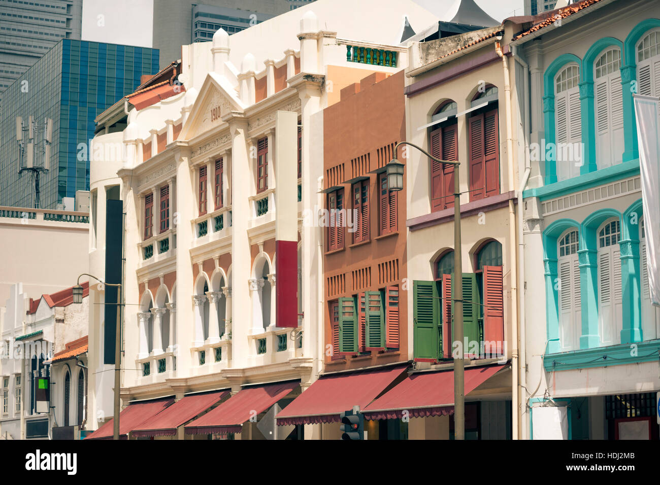 traditionelle verzierte Gebäude mit hölzernen Fensterläden in Chinatown, Singapur Stockfoto