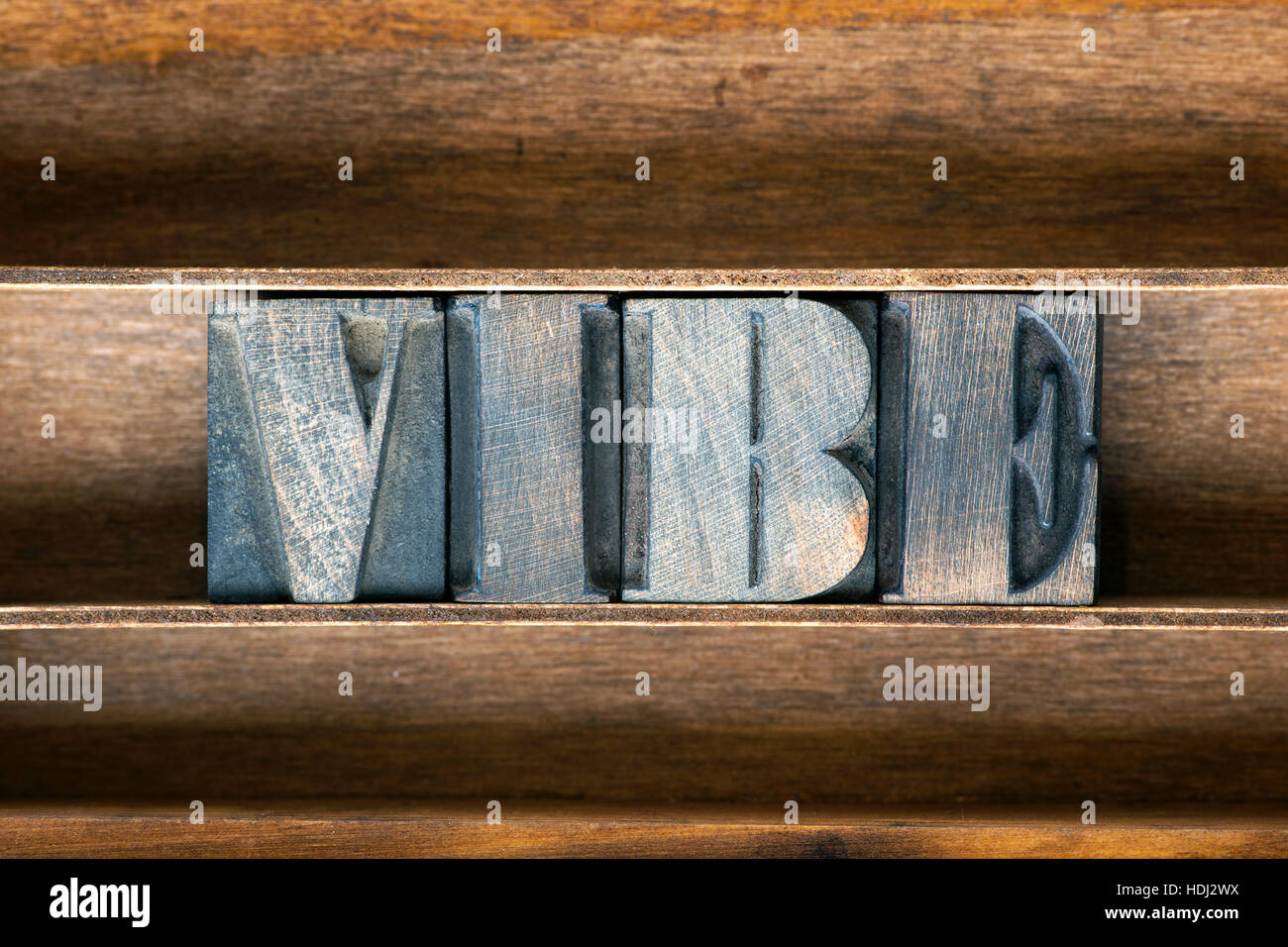 Vibe Wort aus Vintage Buchdruck auf Tablett aus Holz hergestellt Stockfoto