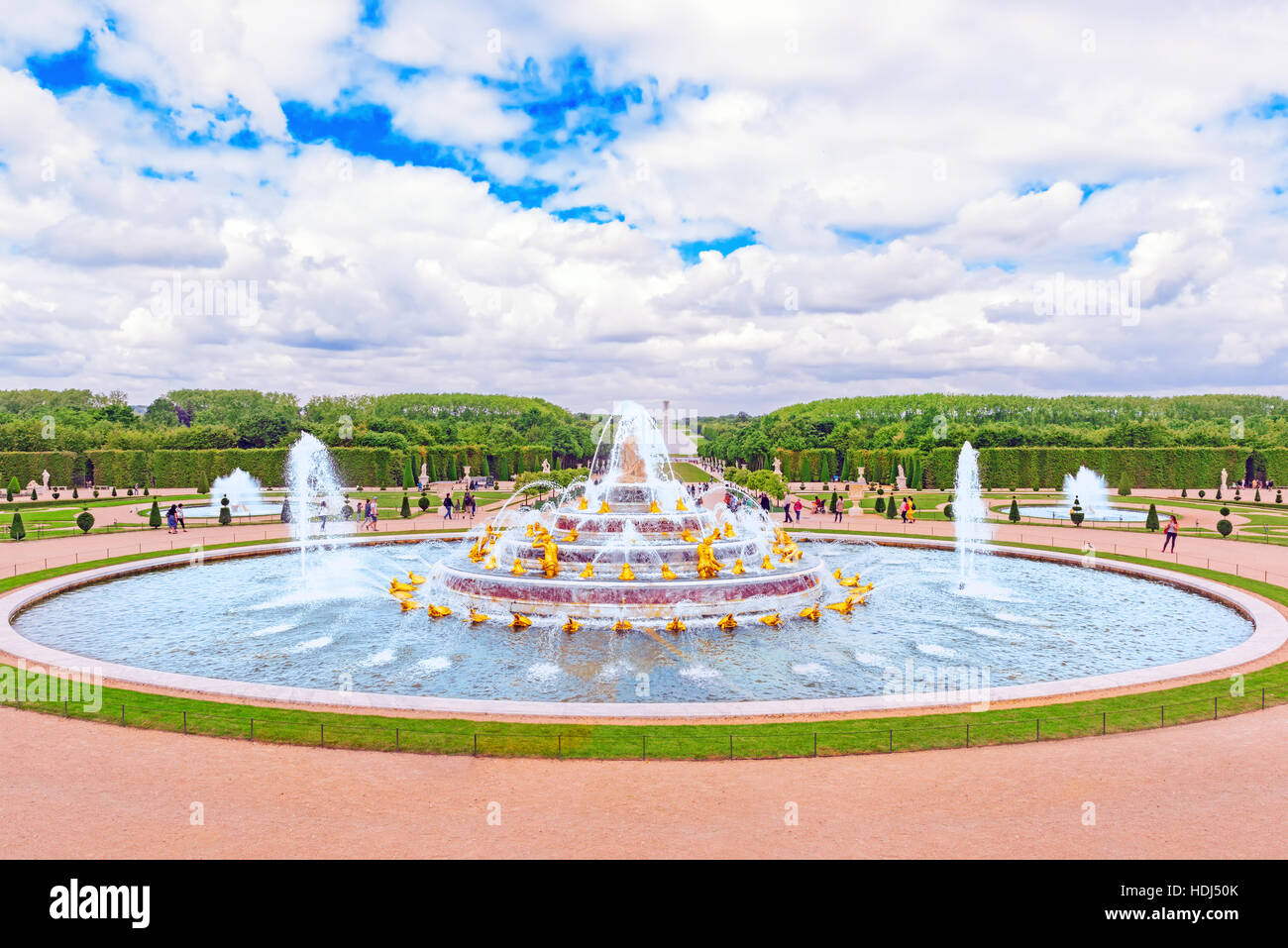 Latona-Brunnen-Pool, gegenüber dem Hauptgebäude des Schlosses Versailles, erstellt von Sonne-König Ludwig XIV. Stockfoto
