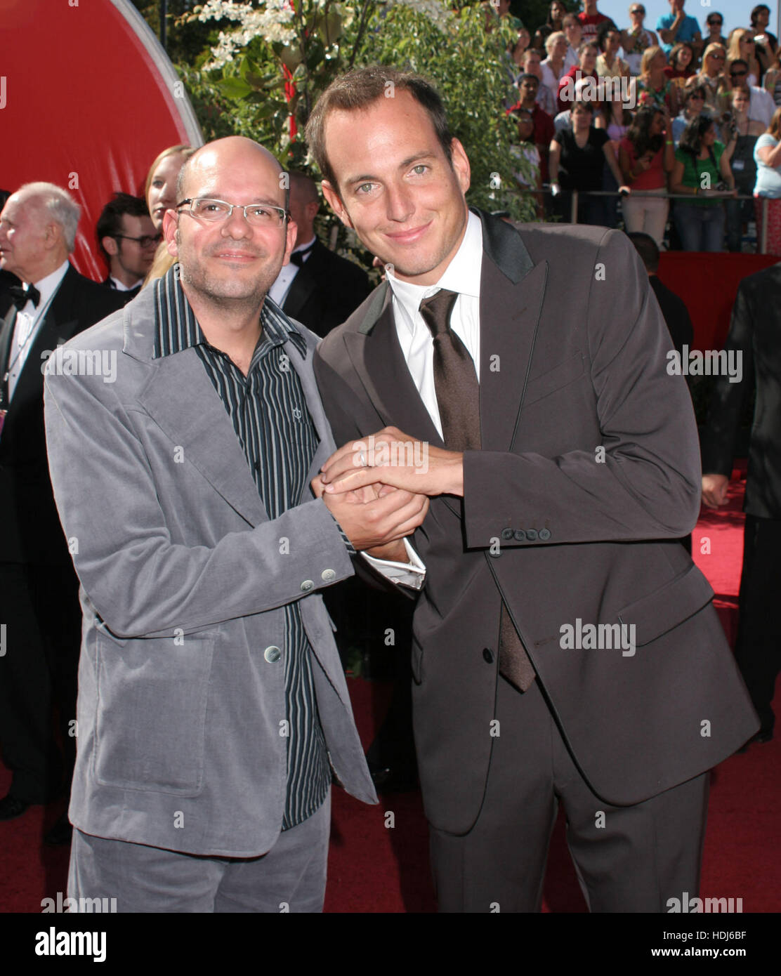 Schauspieler David Cross, links, und Will Arnett aus den Emmy gewann der TV-Serie "Arrested Development" bei der 56. Jahrestagung Emmy Awards in Los Angeles, Kalifornien auf Sonntag, 19. September 2004. Bildnachweis: Francis Specker Stockfoto