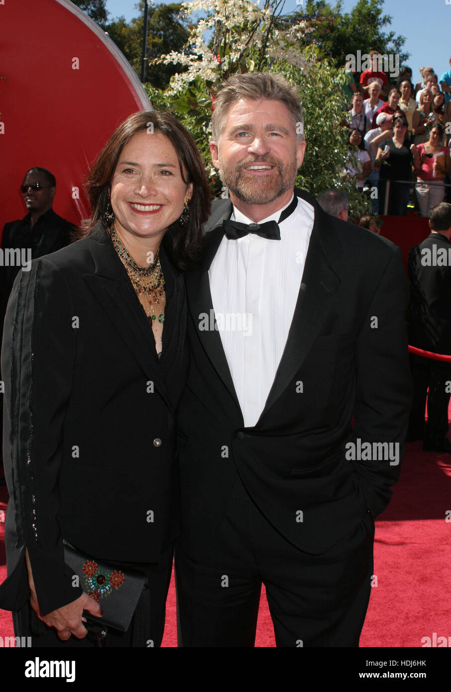 Verwöhnen Sie Williams und seine Frau Pam Van Sant bei den Emmy Awards 56. am 19. September 2004 in Los Angeles, Kalifornien. Foto: Francis Specker Stockfoto