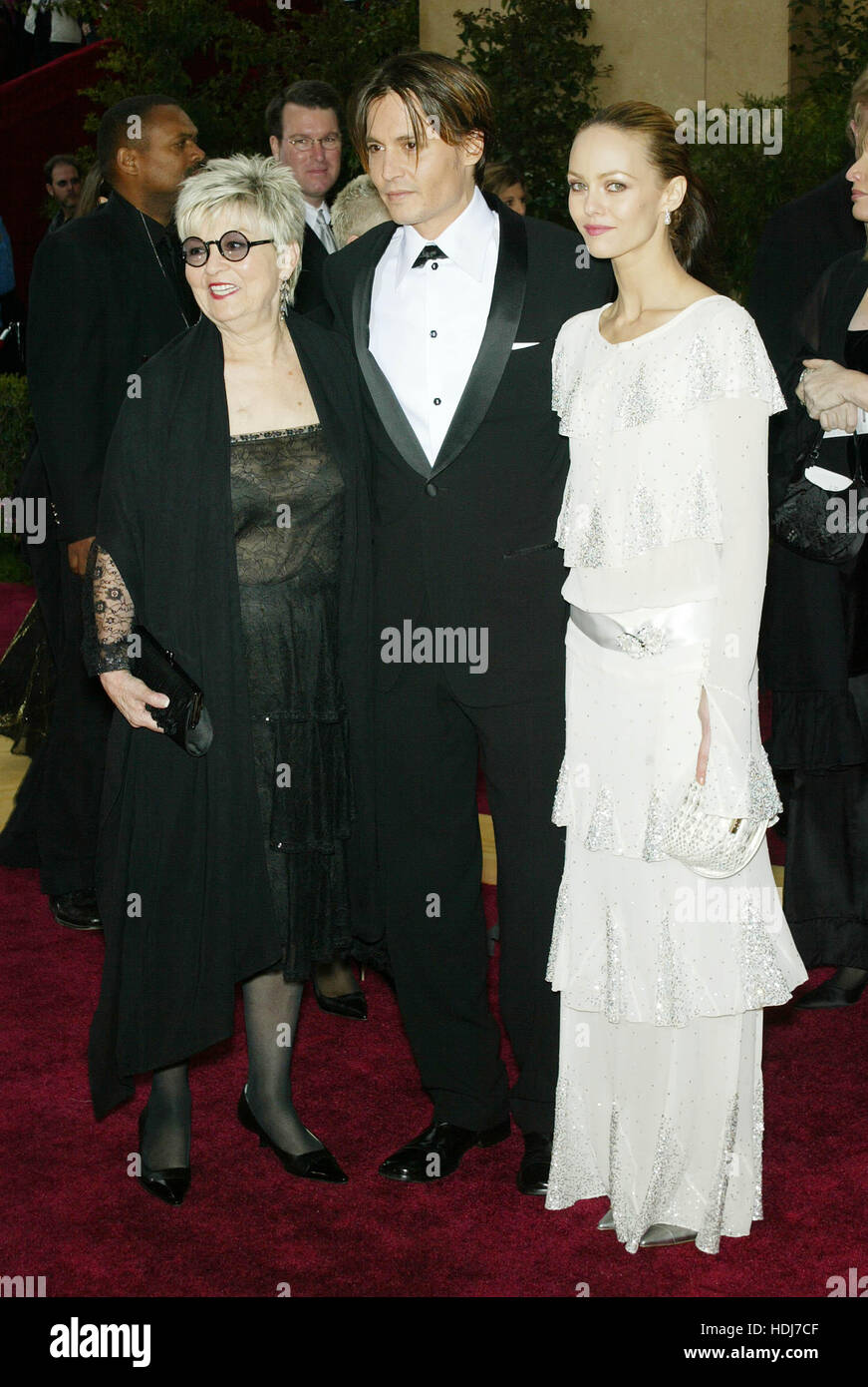 Schauspieler Johnny Depp (c) mit Mutter Betty Sue Palmer (l) und Freundin Vanessa Paradis (r) bei den Academy Awards in Hollywood, Kalifornien am 29. Februar 2004.  Bildnachweis: Francis Specker Stockfoto
