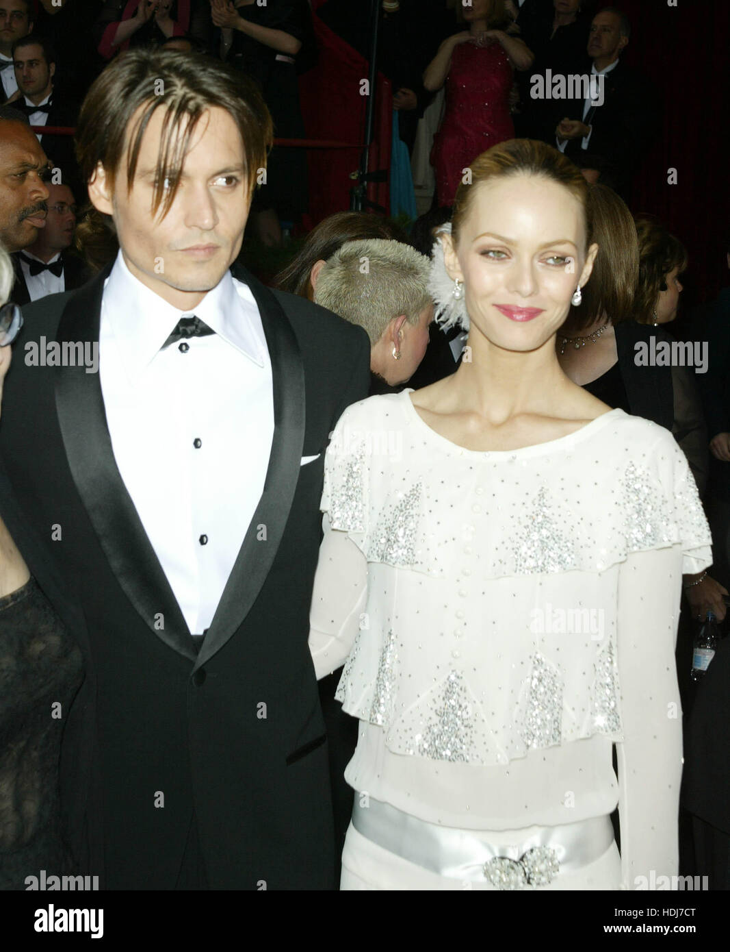 Schauspieler Johnny Depp mit Freundin Vanessa Paradis (r) bei den Academy Awards in Hollywood, Kalifornien am 29. Februar 2004.  Bildnachweis: Francis Specker Stockfoto