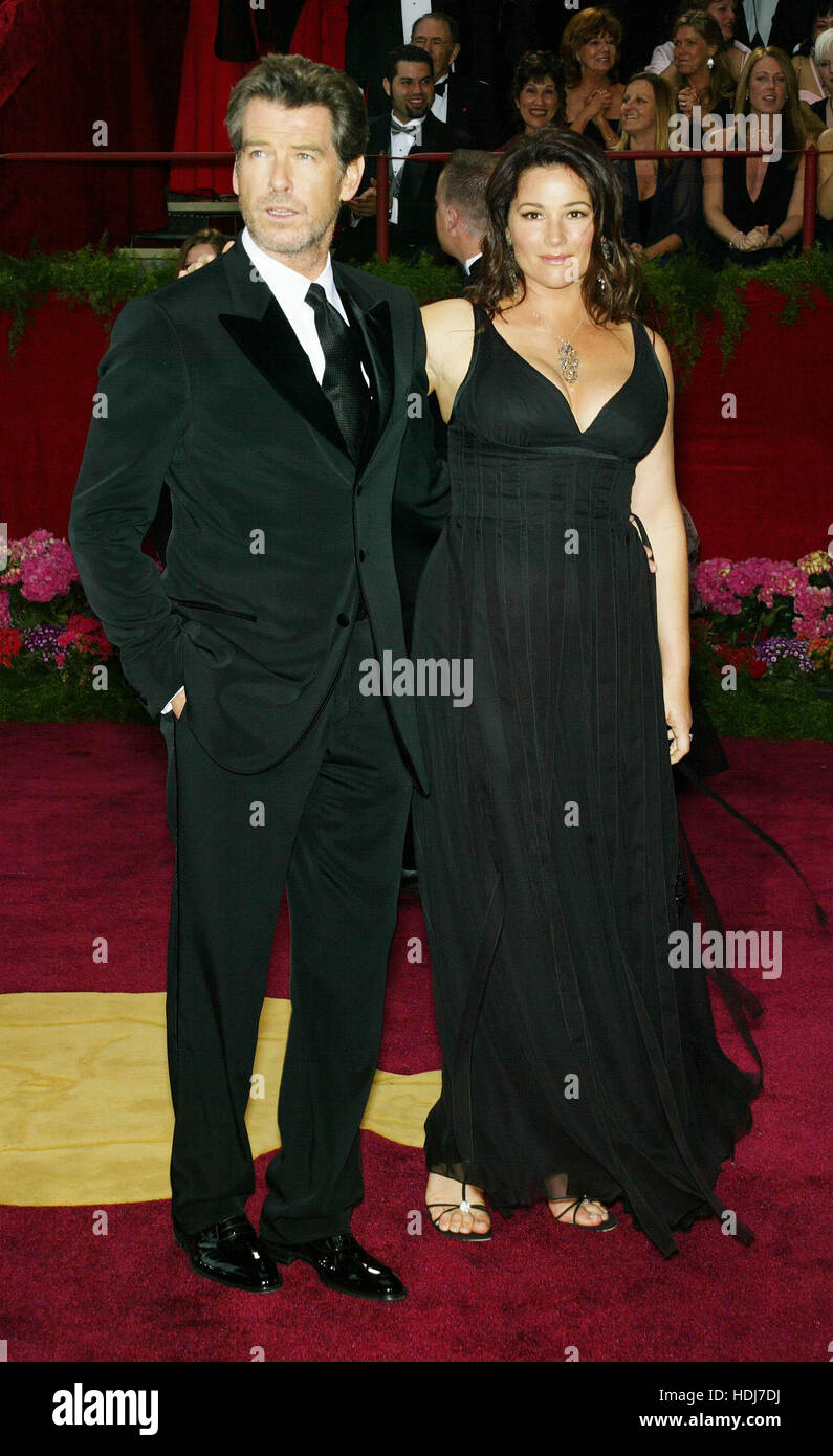 Pierce Brosnan und seine Frau Keely Shaye Smith bei den Academy Awards in Hollywood, Kalifornien am 29. Februar 2004.  Bildnachweis: Francis Specker Stockfoto