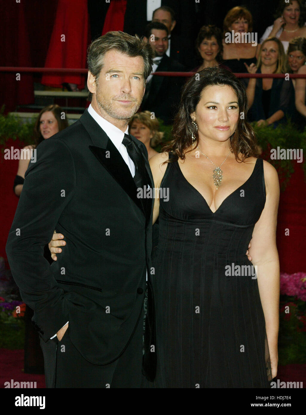 Pierce Brosnan und seine Frau Keely Shaye Smith bei den Academy Awards in Hollywood, Kalifornien am 29. Februar 2004.  Bildnachweis: Francis Specker Stockfoto