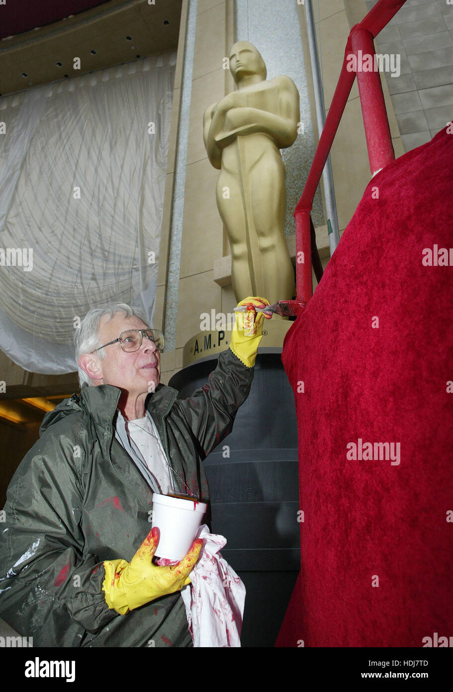 Dennis Mancini Farben steht das Geländer des Zuschauers am Mittwoch 25 Feburar 2004 vor eine Oscar-Statuette am Eingang zum Kodak Theatre in Vorbereitung auf Sonntag 76th Annual Academy Awards show in Los Angeles, Kalifornien. Foto von Francis Specker Stockfoto