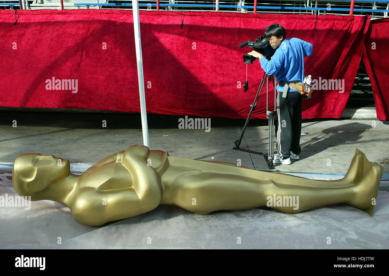 Eine Fernsehkamera Videobänder eine Oscar-Statuette auf dem roten Teppich das Kodak Theater in Los Angeles, Kalifornien auf Donnerstag, 26. Februar 2004. Die Oscar-Verleihung wird am Sonntag, 29 Februar stattfinden. Foto von Francis Specker Stockfoto