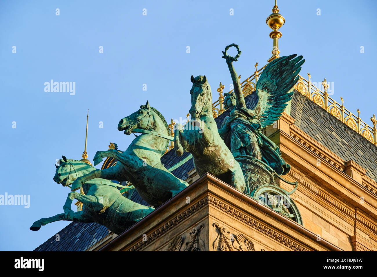 Bronze-drei Pferd Wagen auf Prager Nationaltheater während des Sonnenuntergangs Stockfoto