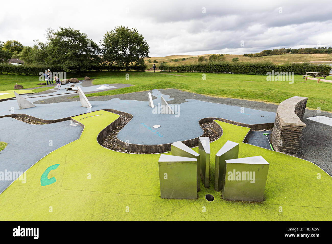 Minigolfanlage mit lokalen Sehenswürdigkeiten vertreten für jedes Loch, Kielder Reservoir, Northumberland, England, UK Stockfoto