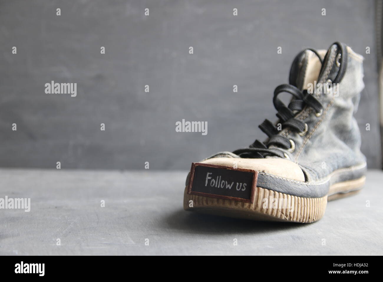 Folgen Sie uns-Label und Vintage Sneakers Stockfoto