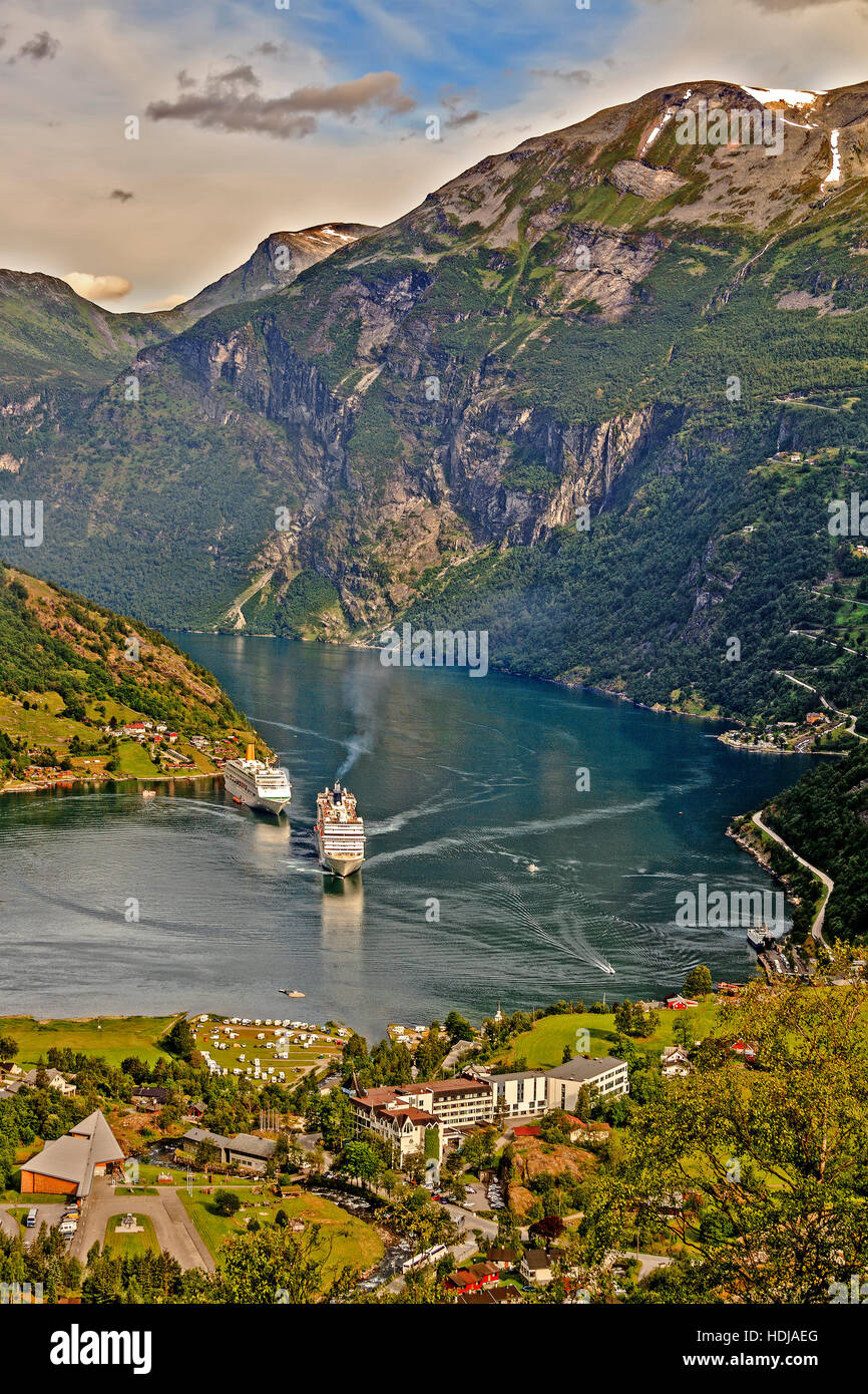 Schiffe In Geiranger Fjord-Norwegen Stockfoto