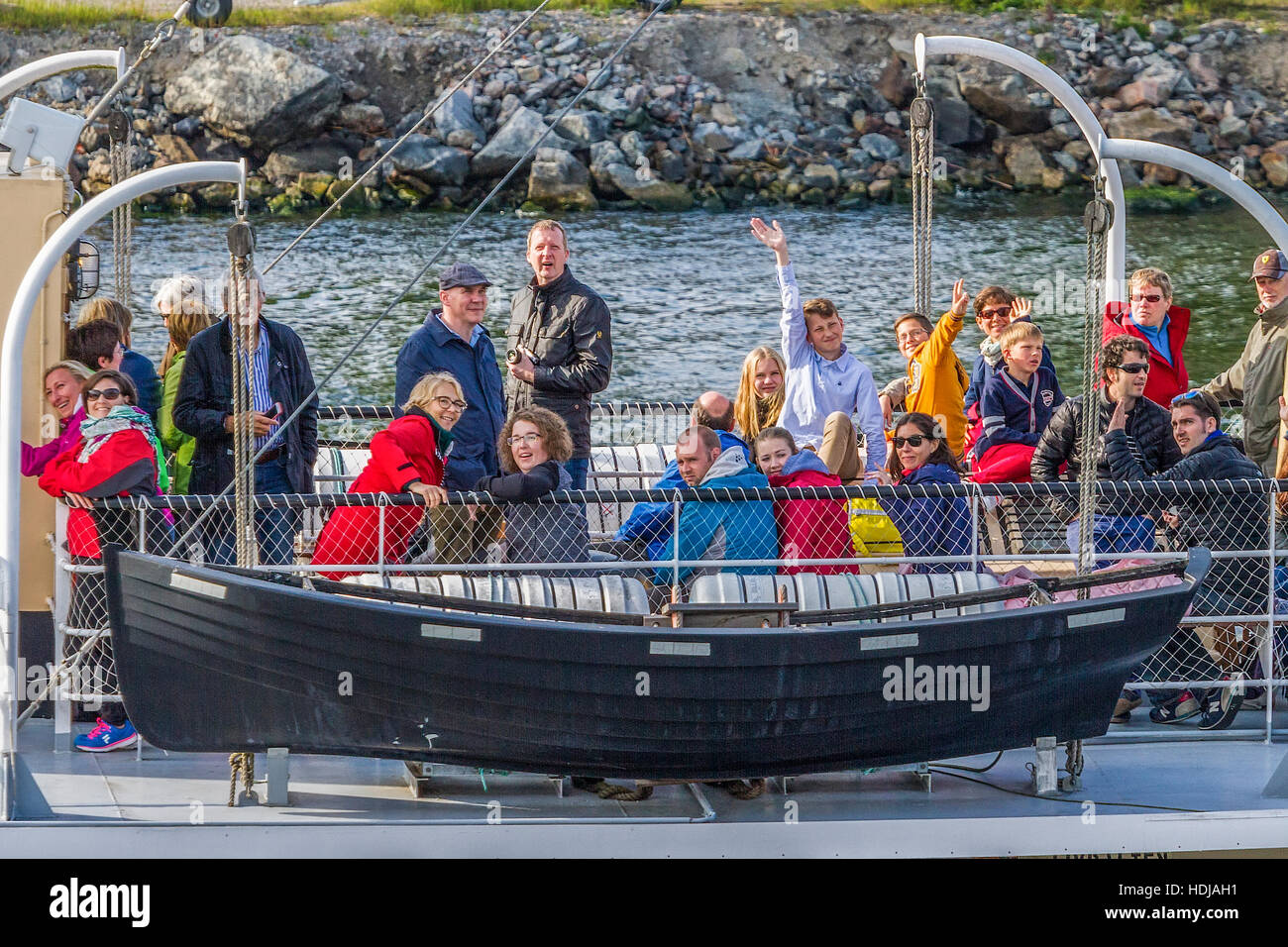 Menschen auf Fähre winken zu Kreuzfahrt Schiff Stockholm Schweden Stockfoto