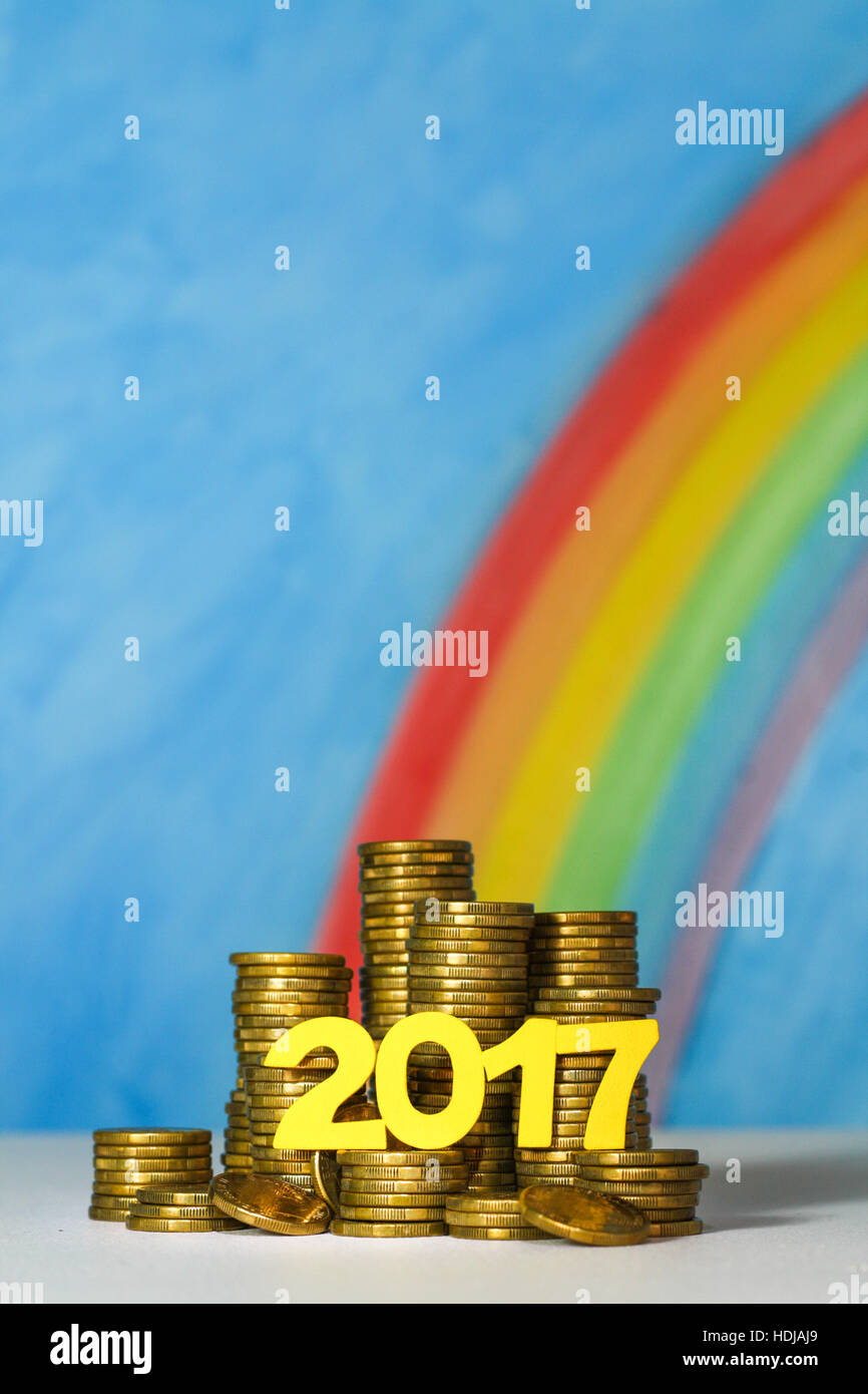 Goldmünzen und die Anzahl 2017 zur Veranschaulichung des Konzepts der Glück und Glück mit Geld in das neue Jahr 2017. Stockfoto