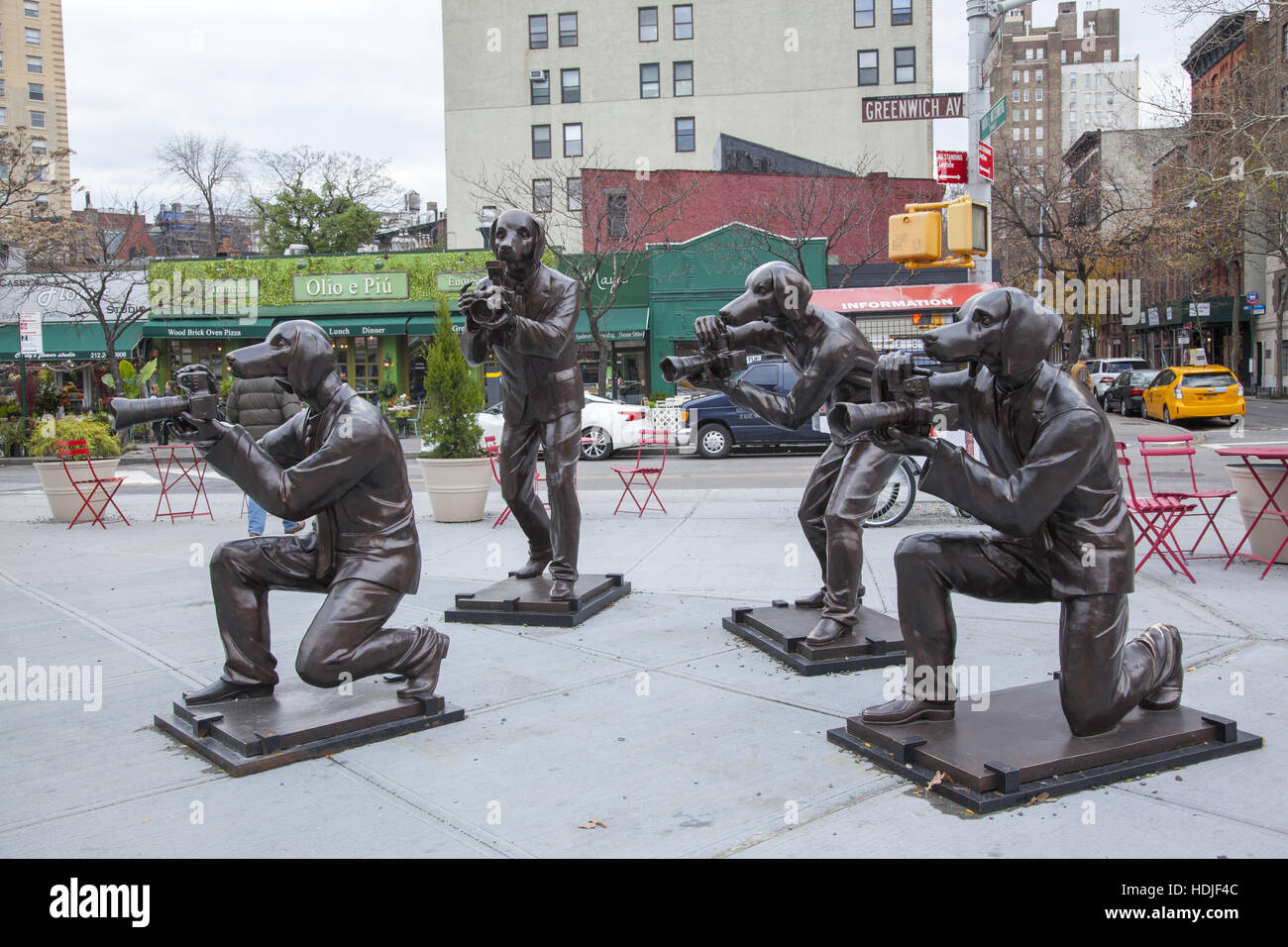 Die Paparazzi Hunde an der Kreuzung der Avenue of the Americas und Eighth Street Greenwich Avenue. Erstellt von australischen Mann und Frau Team von Gillie und Marc in New York City. Stockfoto