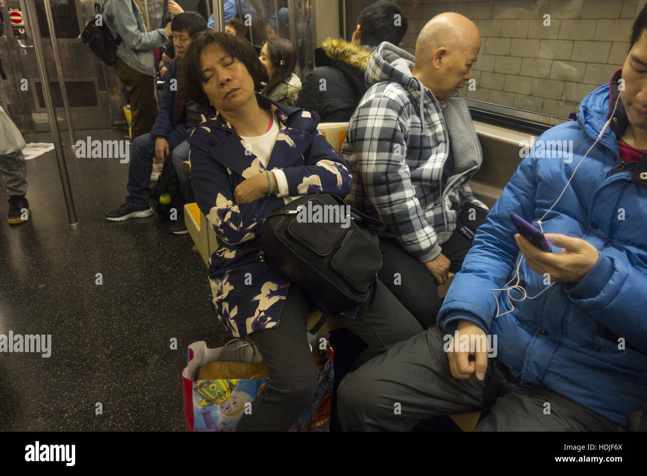Viele chinesische New Yorker fahren den R-Zug, der durchläuft die lokalen Chinatown während der Feierabendverkehr in Brooklyn, NY. Stockfoto