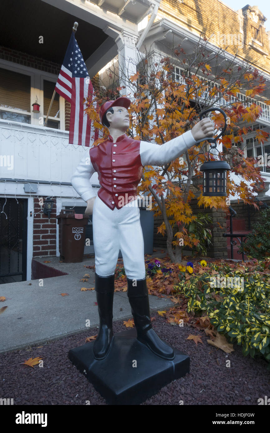 Rasen-Jockey am Eingang ein Reihenhaus in Windsor Terrace, Brooklyn, NY. Stockfoto
