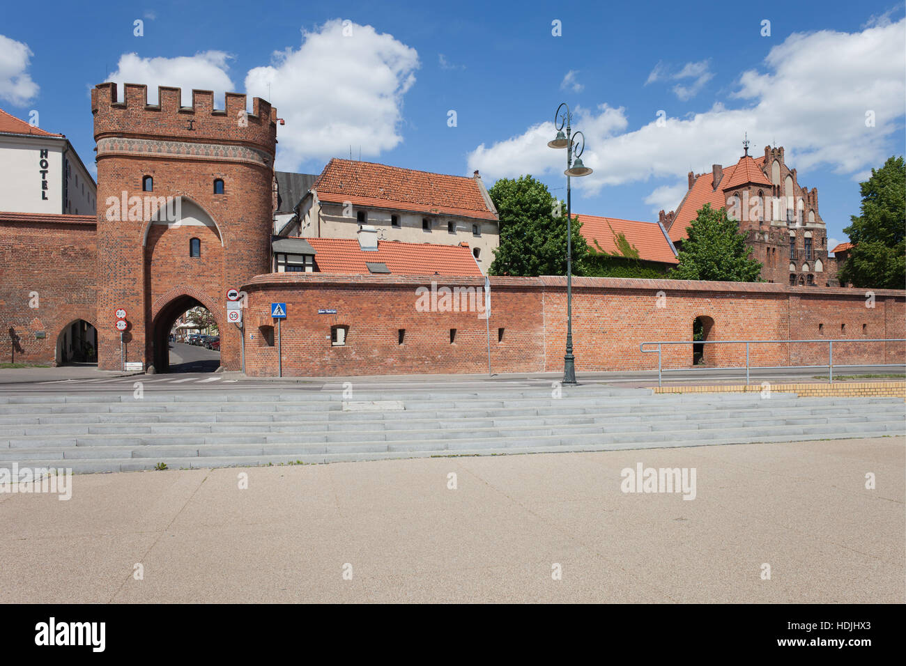 Alte Stadt von Torun in Polen, Wand Stadtbefestigung mit Turmtor Stockfoto