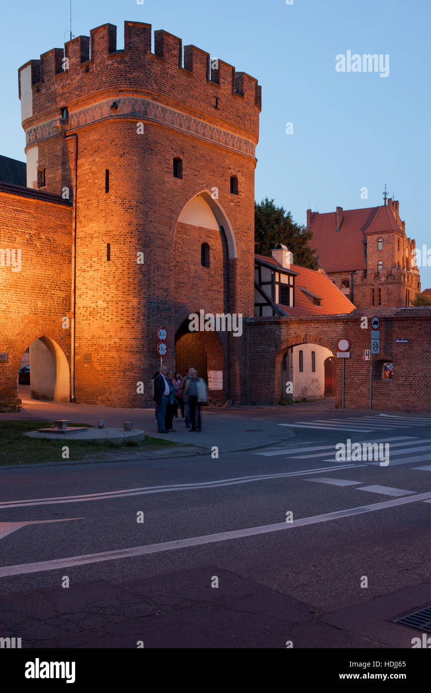 Brücke-Tor (Brama Mostowa) am Abend in der Stadt Torun, Polen, alte Stadtbefestigung Stockfoto