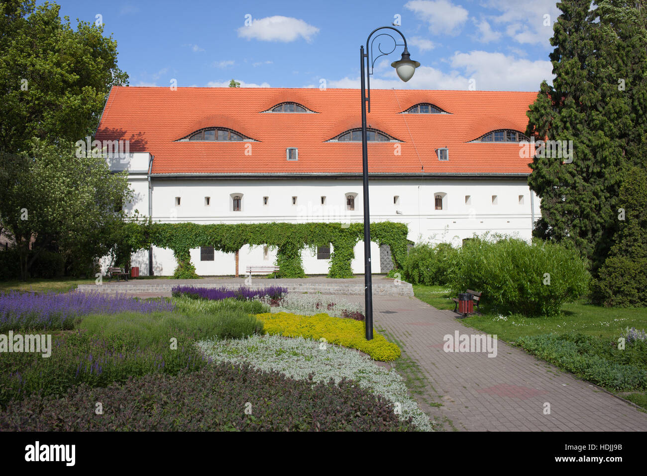 Völkerkundemuseum und Gasse in einem Park in der Stadt von Torun in Polen Stockfoto