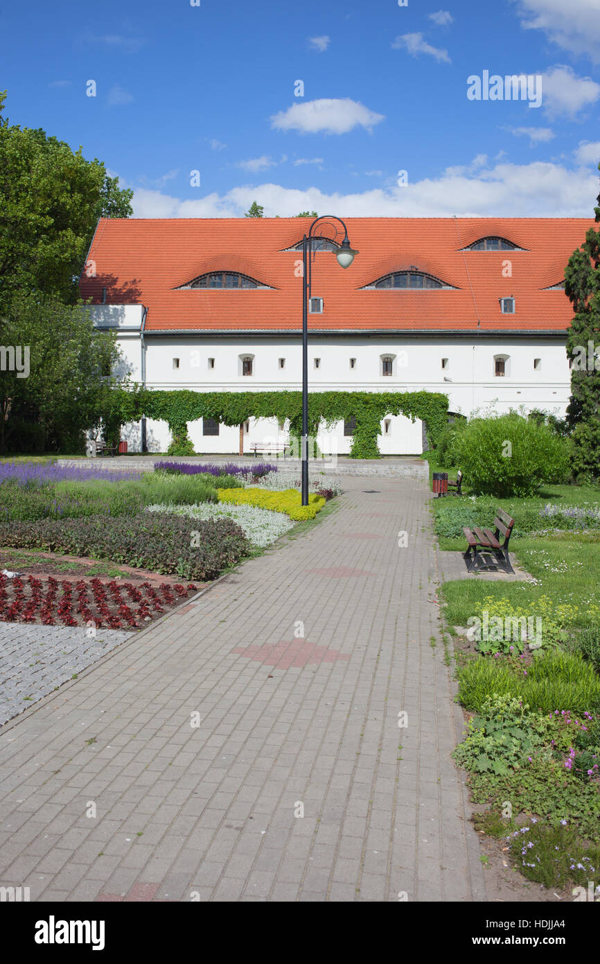 Völkerkundemuseum und Gasse in einem Park in der Stadt von Torun in Polen Stockfoto
