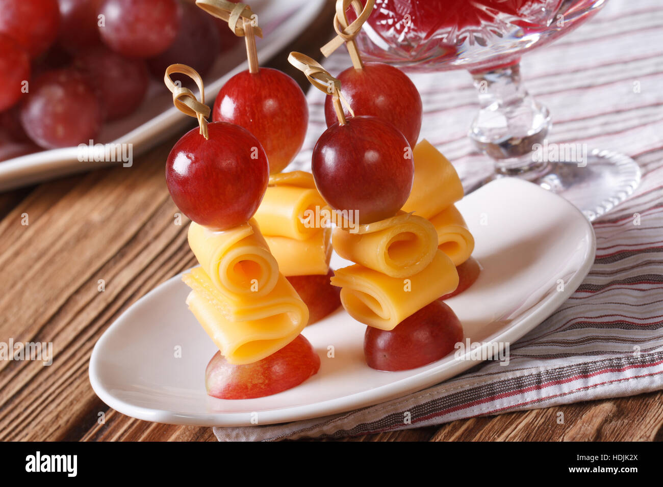Fingerfood käse -Fotos und -Bildmaterial in hoher Auflösung – Alamy
