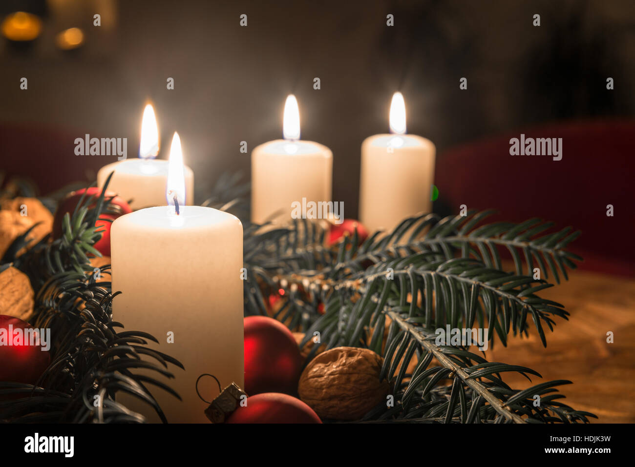 Advents-Kerzen mit geschmückten Tannenbaum auf einem antiken Tisch Stockfoto