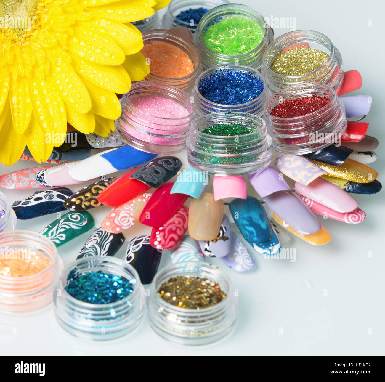 farbige Nagelspitzen mit helle Blume Stockfoto