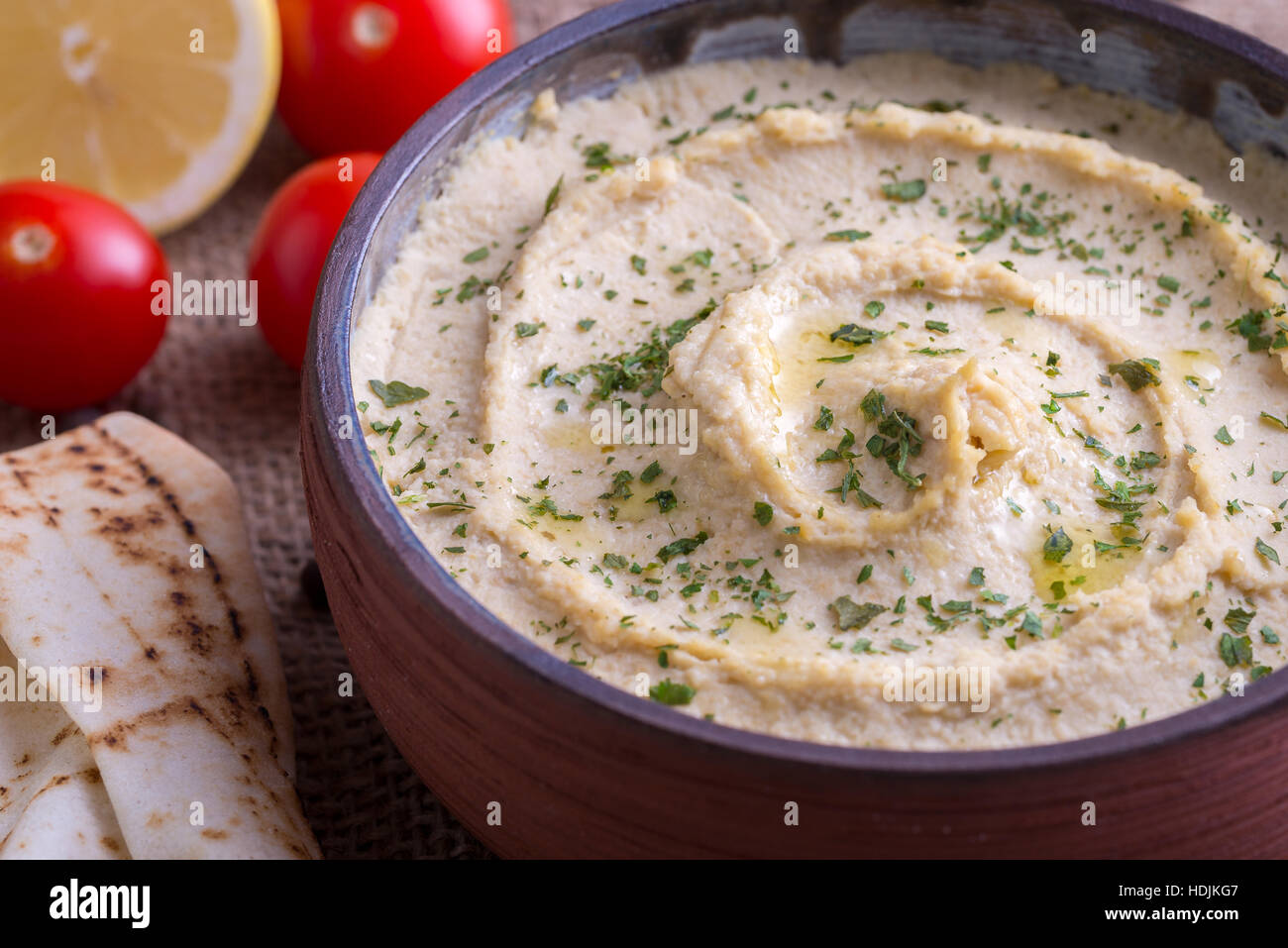 Humus in hausgemachte Schüssel und Gemüse. Stockfoto