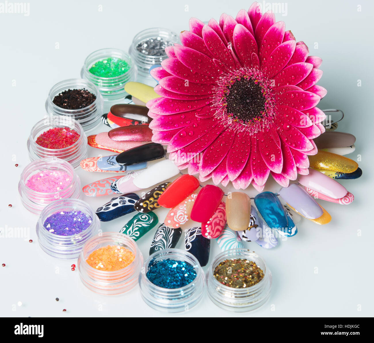 Nagel Tips mit Glitzer und helle Blume Stockfoto