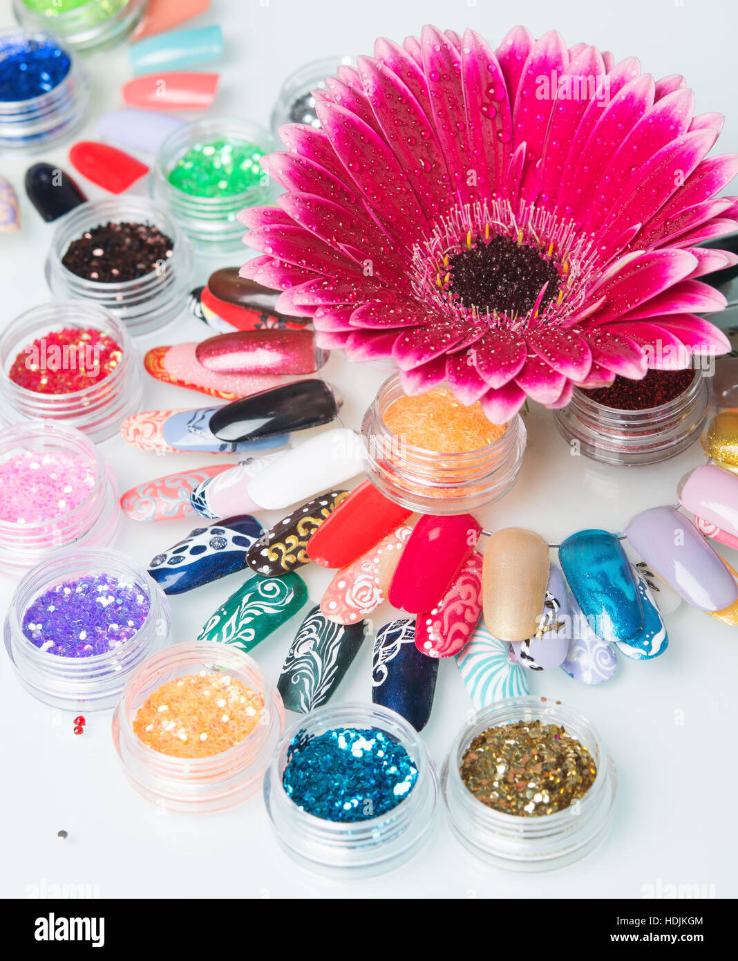 Nagel Tips mit Glitzer und Blume Stockfoto