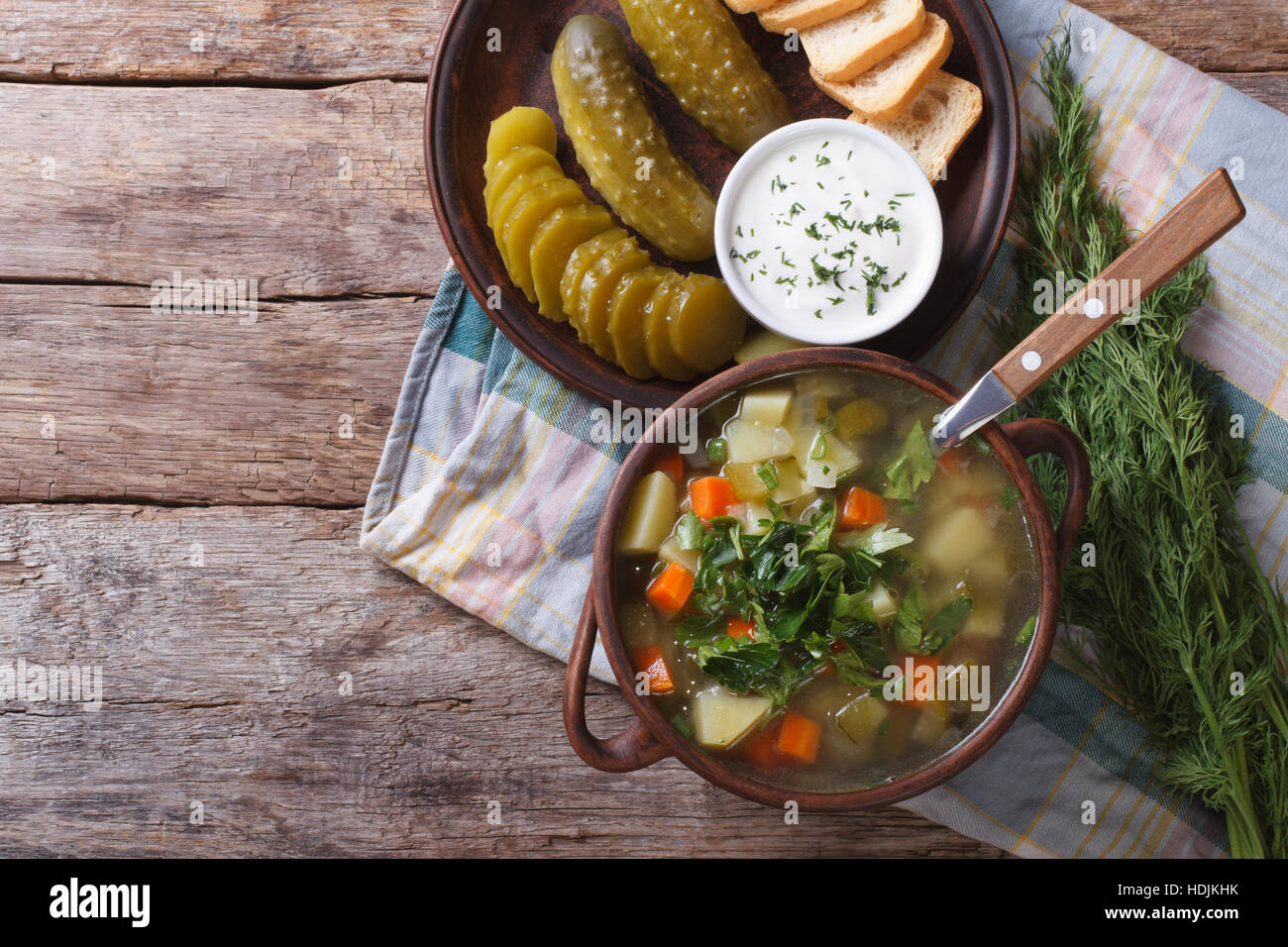 Polnische Suppe aus sauren Gurken auf dem Tisch. horizontale Ansicht von oben Stockfoto