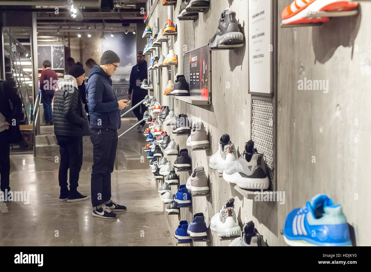 drängen sich den neuen Adidas Flagshipstore auf der Fifth Avenue in New York auf Sonntag, 11. Dezember 2016. Bei 45.000 qm ist der Shop Adidas größten. Nike, der weltweit Hersteller