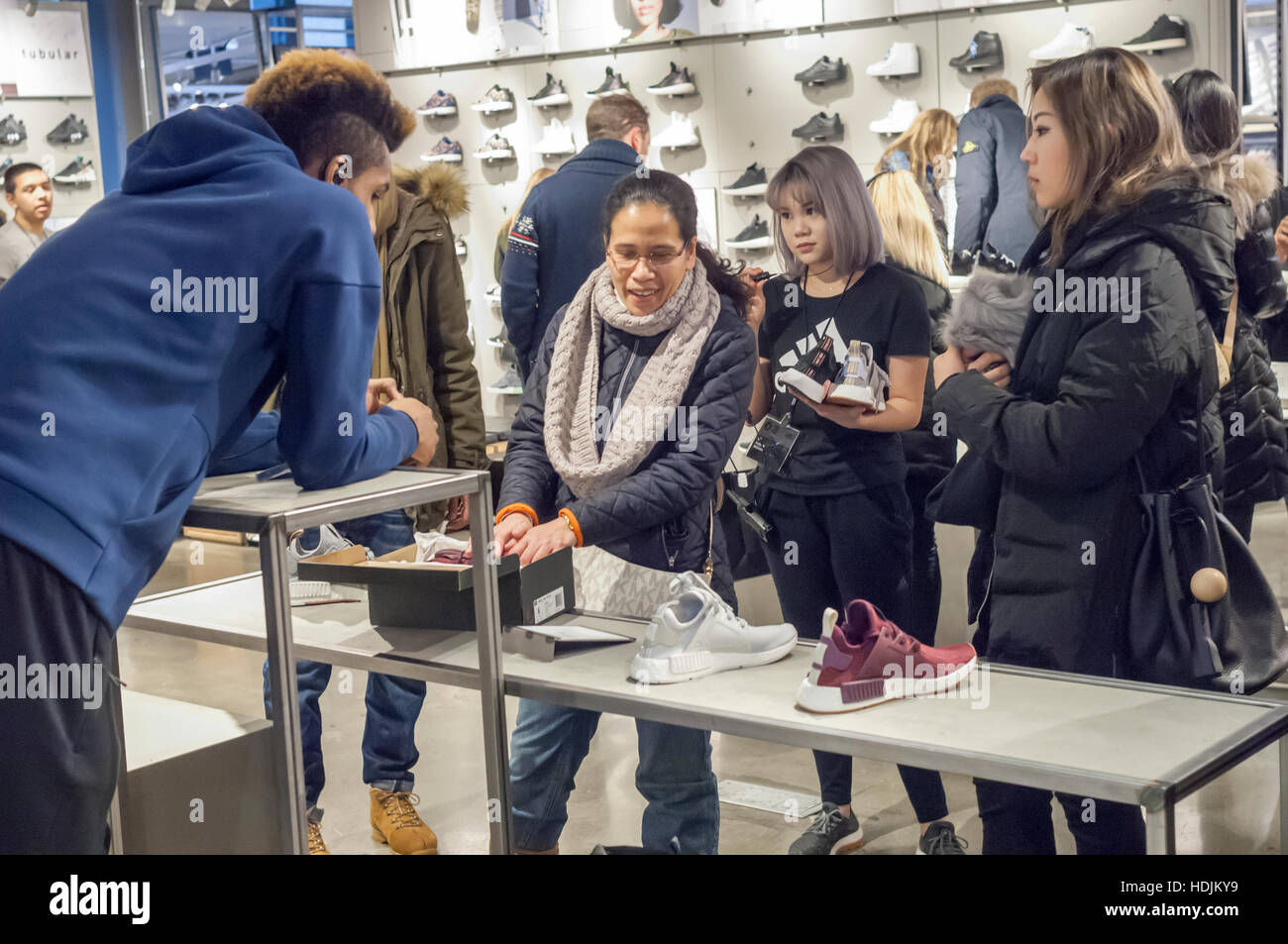 Kunden drängen sich den neuen Adidas Flagshipstore auf der Fifth Avenue in  New York auf Sonntag, 11. Dezember 2016. Bei 45.000 qm ist der Shop Adidas  größten. Nike, der weltweit größte Hersteller